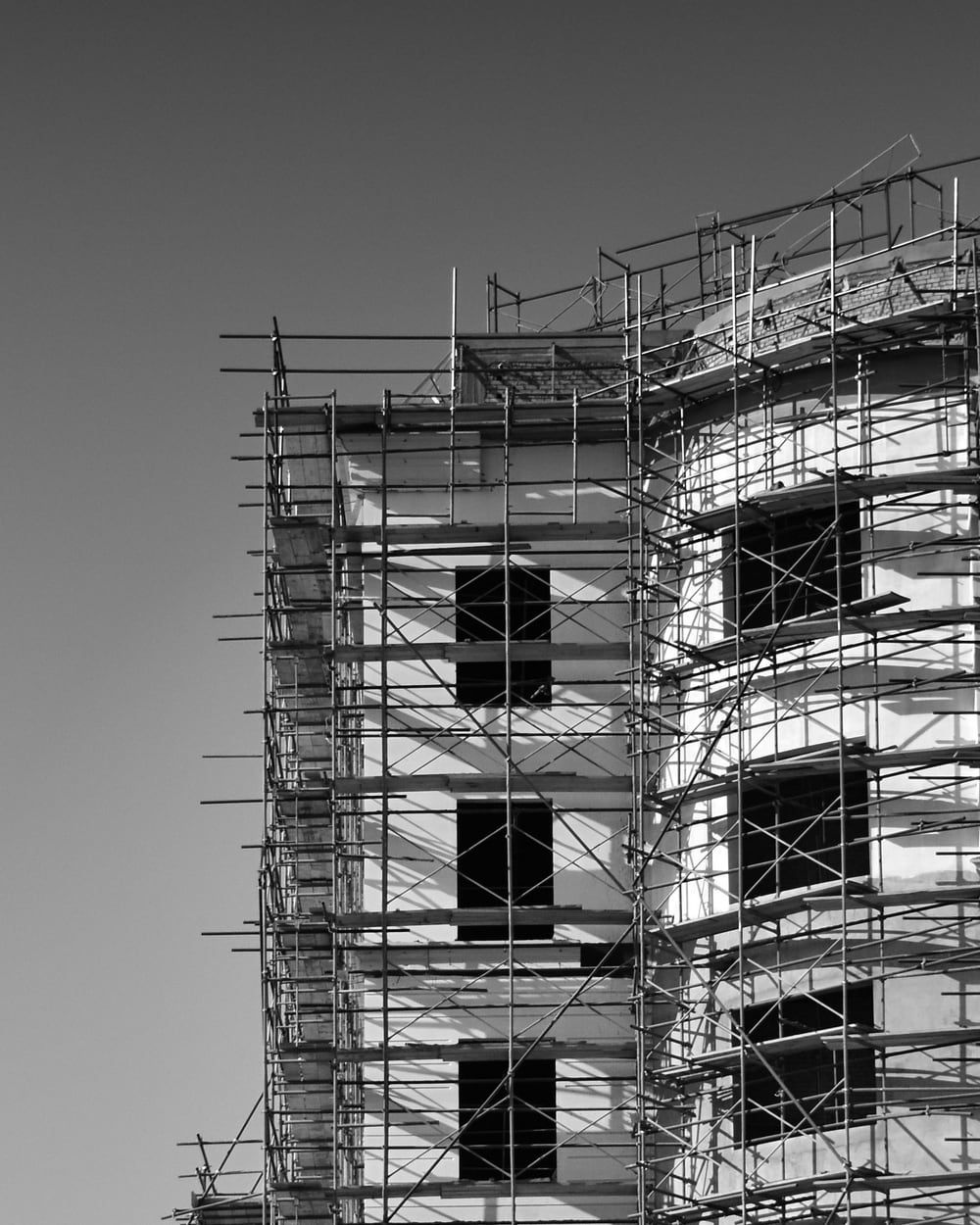 Baugerüst vor der Fassade eines Gebäudes im Bau