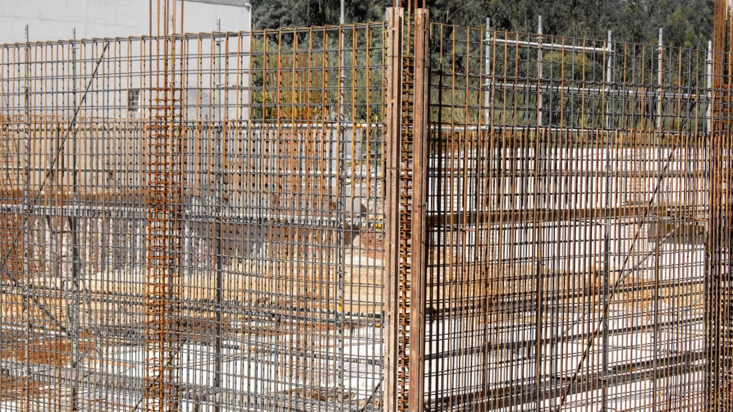 Bewehrungskörbe und Fundamente einer Baustelle vor dem Betonieren